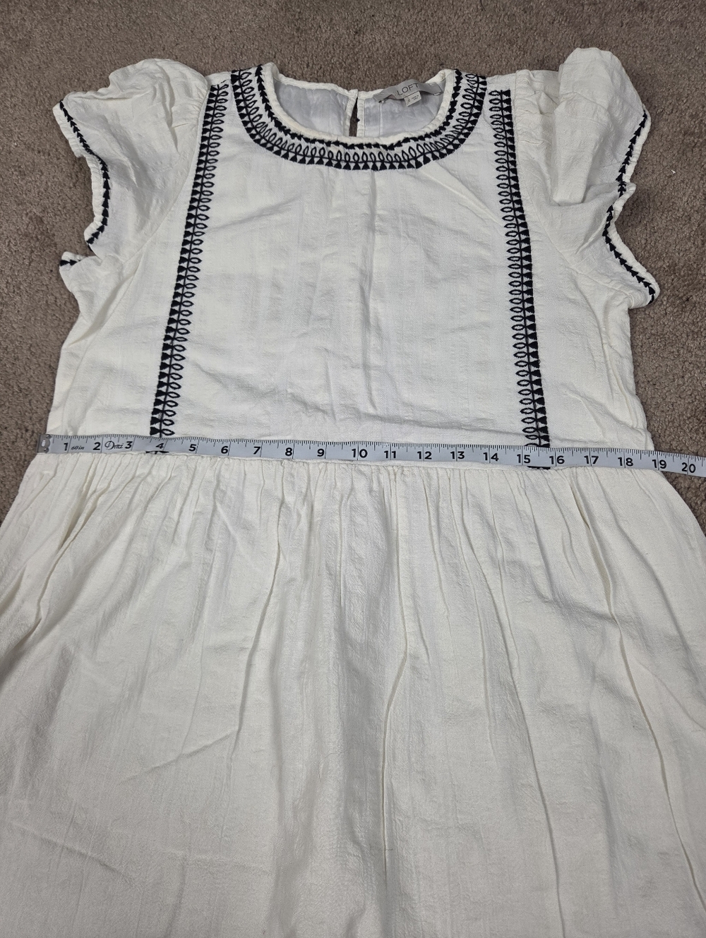 Elegant White Dress with Black Accents - Picture 8 of 10
